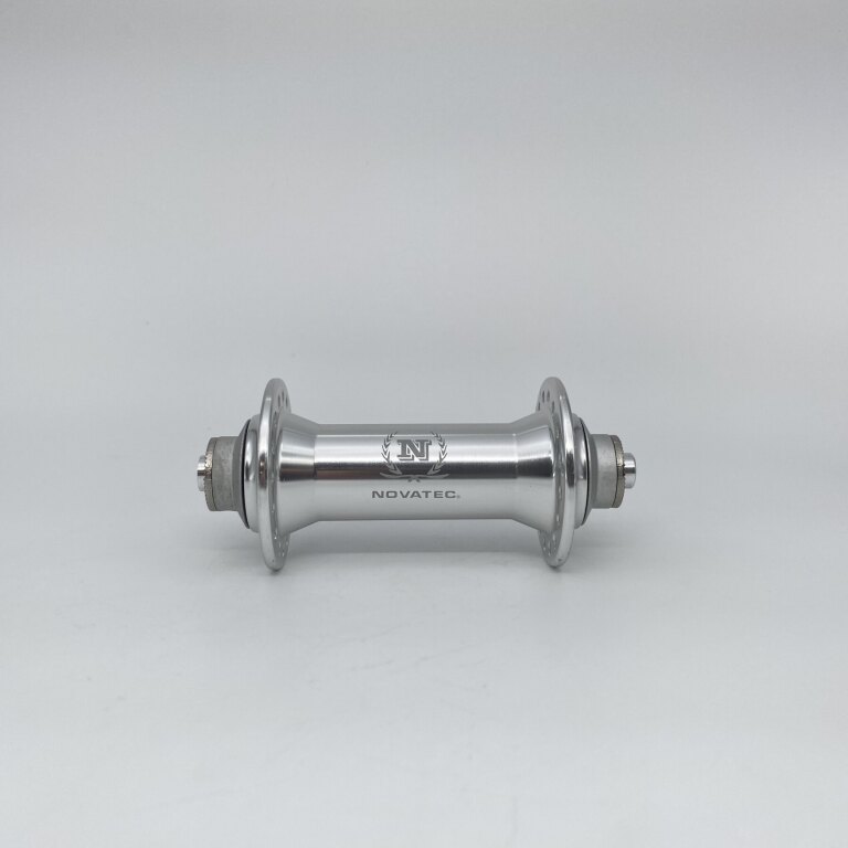 Moyeu avant / 100 MM / Axe de patte / Frein sur jante / 32GTS / Novatec / Autres / Argent / Race