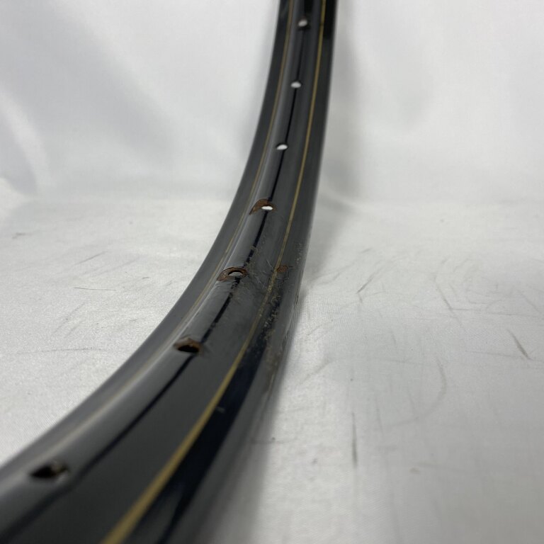 GEBRAUCHT / Felge / 590X24C / 36GTS / Einwandig / No Eyelets / Sonstige / V38 / Schwarz mit goldenem Streifen