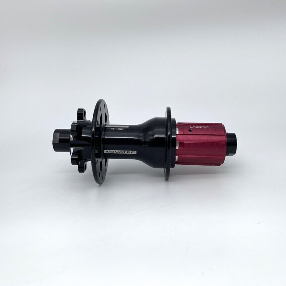 Achternaaf / 142 MM / Steekas Ø 12 MM / Disc (6 bout) / 24GTS / Novatec / D792SB/A-AA-11S / HG Body 36,85 MM  / Zwart / Race 