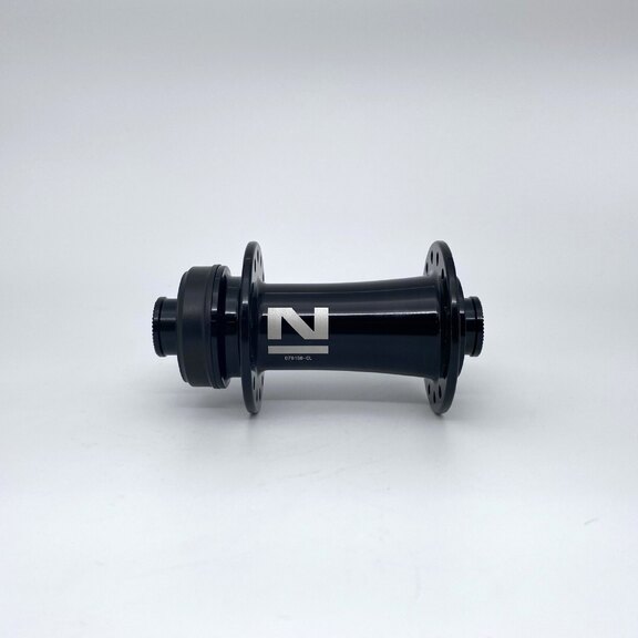 Voornaaf / 100 MM / Steekas Ø 12 MM / Disc (Centerlock) / 28GTS / Novatec / D791SB-CL/A-12 / Zwart / Race 