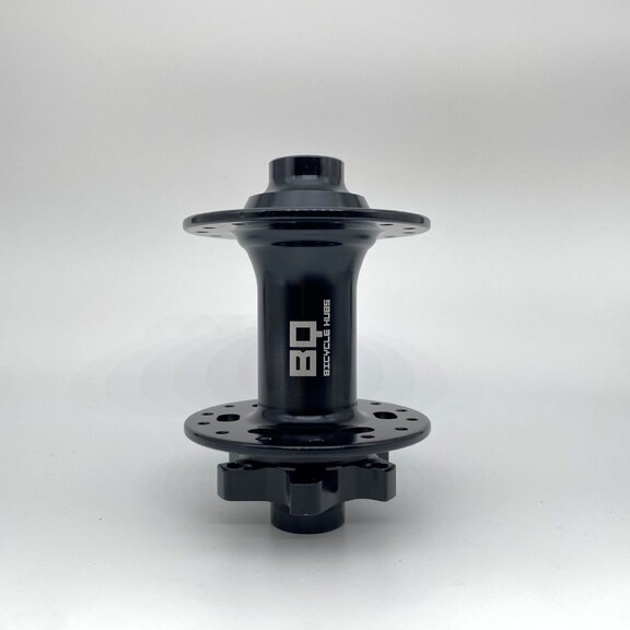 Voornaaf / 100 MM / Steekas Ø 15 MM / Disc (6 bout) / 28GTS / BQ / BQ-FH30509 / Zwart / MTB - Tour 