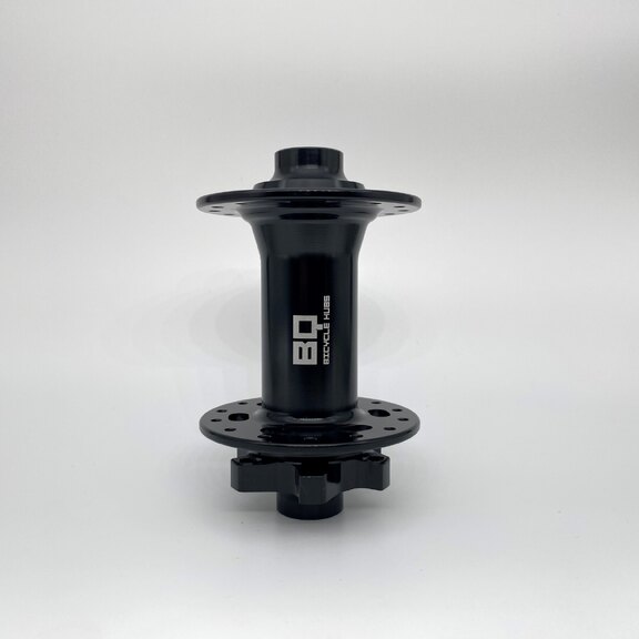 Voornaaf / 110 MM / Steekas Ø 15 MM / Disc (6 bout) / 28GTS / BQ / BQ-FH30510 / Zwart / MTB 